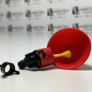Automatinė paukščių girdymo sistema su sriegiu ir veržle