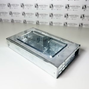 Spąstai pelėms su langeliu 26,5×15,5×5 cm.
